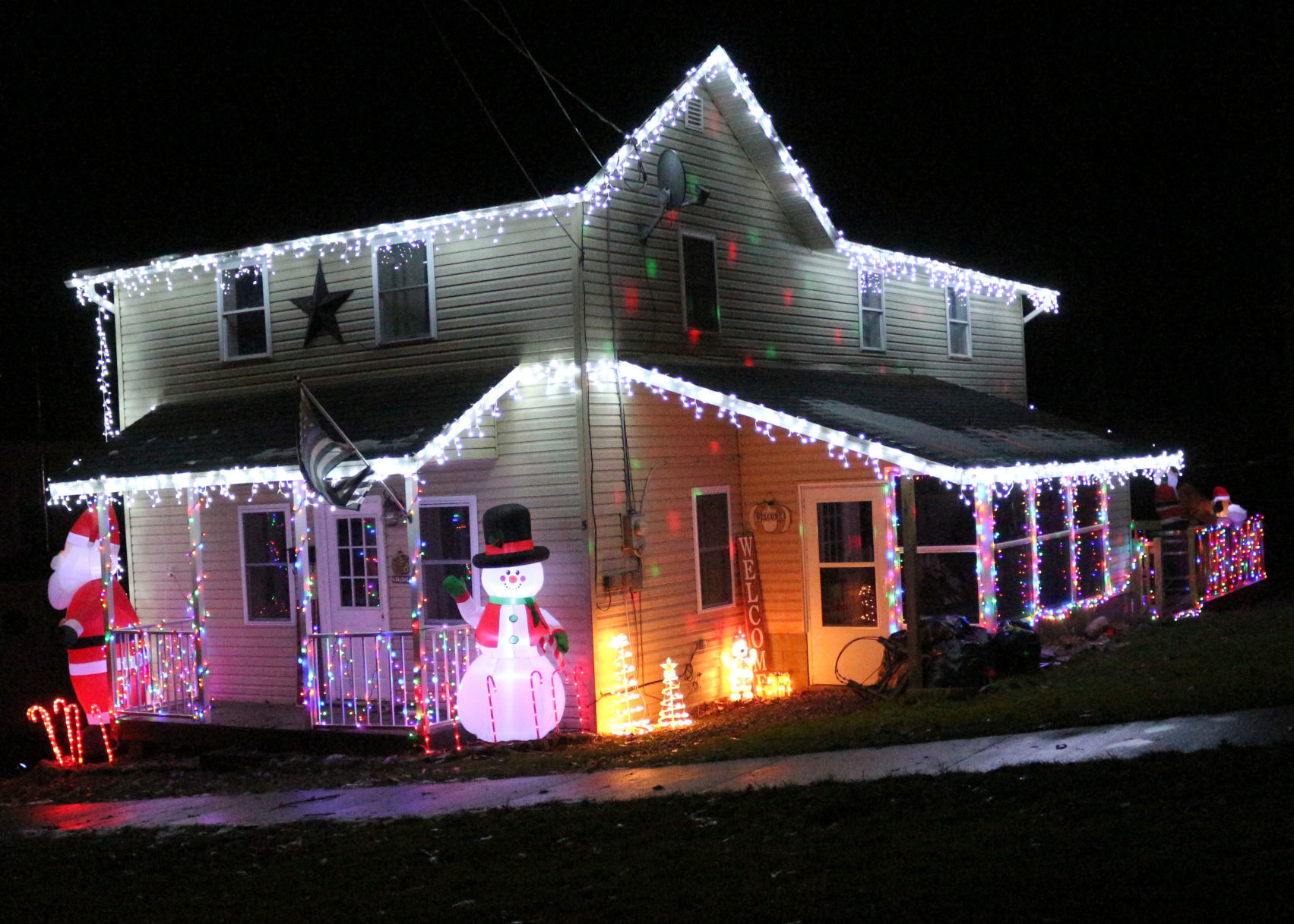 Cattaraugus home all lit for Christmas season
